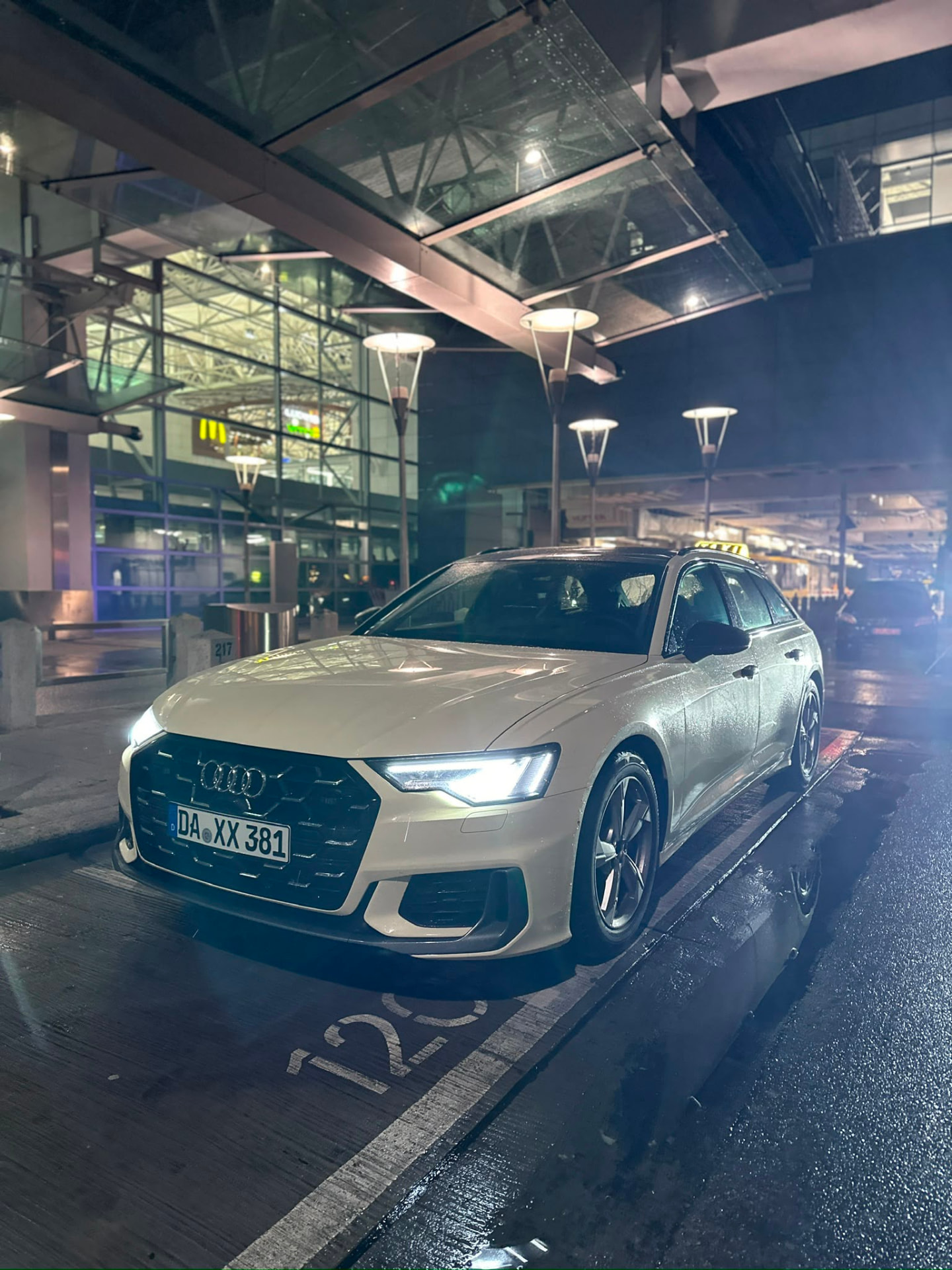 Audi A6 Avant am Flughafen Frankfurt bei Nacht
