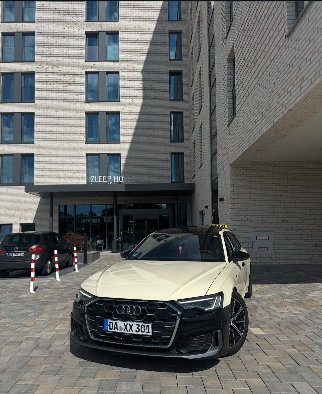Audi A6 vor Hotel-Eingang