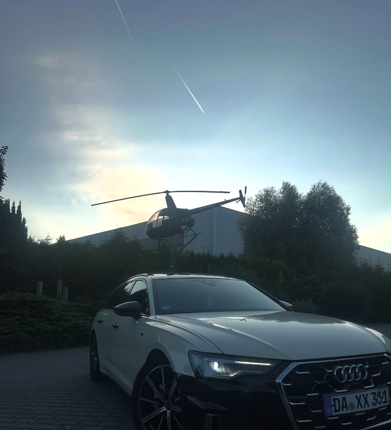 Audi A6 Limousine bei Sonnenaufgang