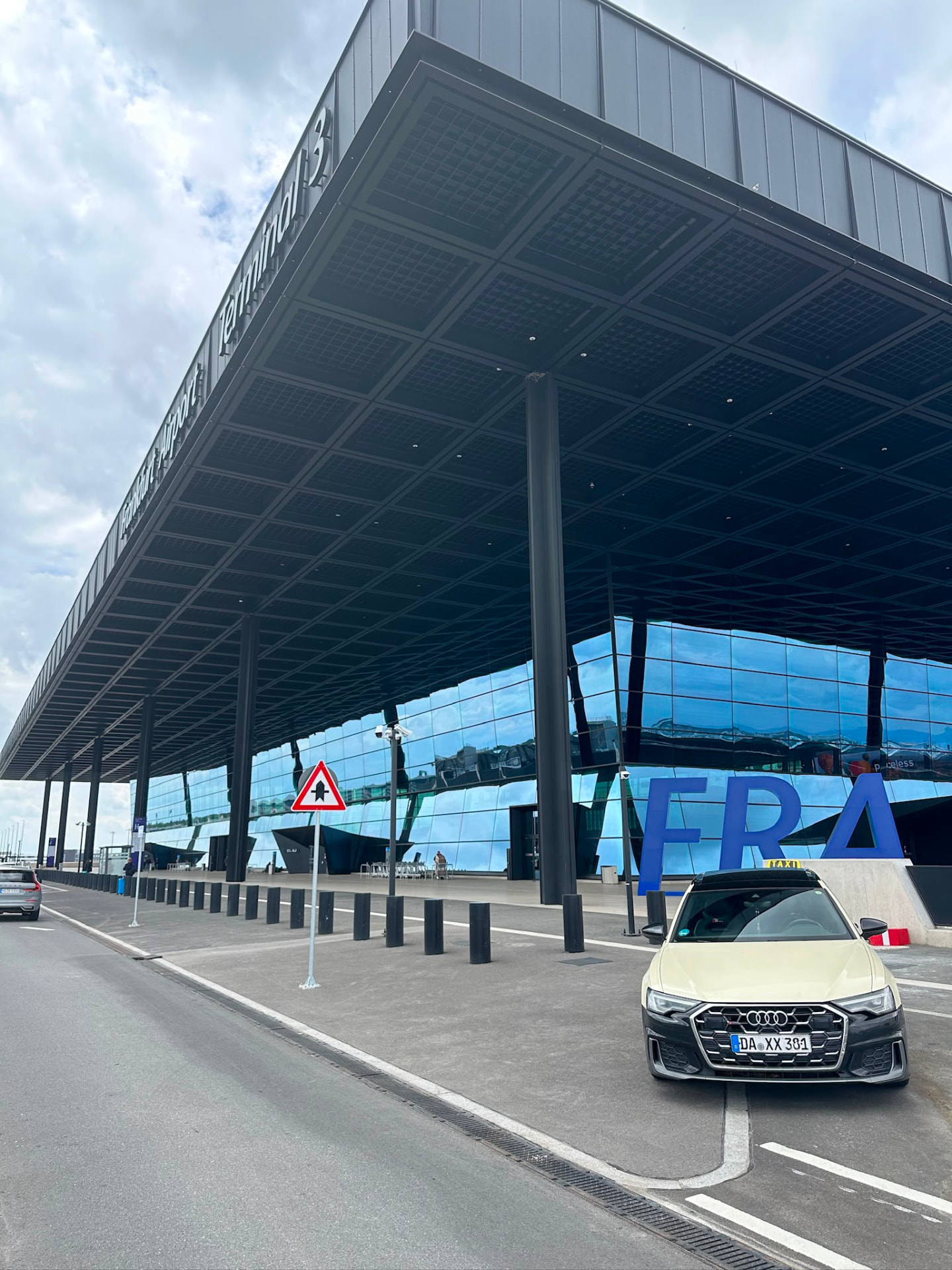 Audi A6 von Skyline Transfer am Terminal des Flughafens Frankfurt