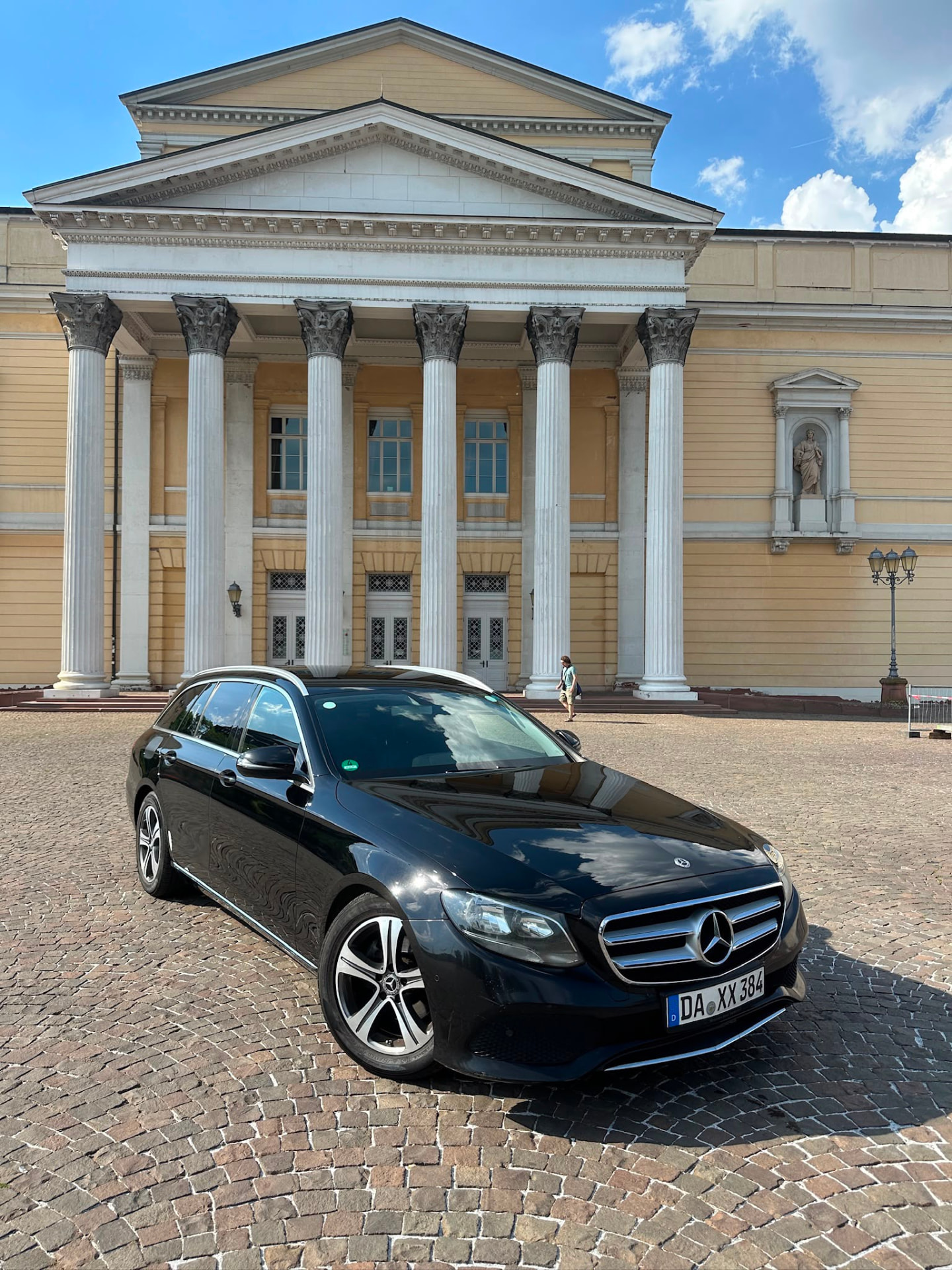 Schwarze Mercedes E-Klasse Limousine in Darmstadt