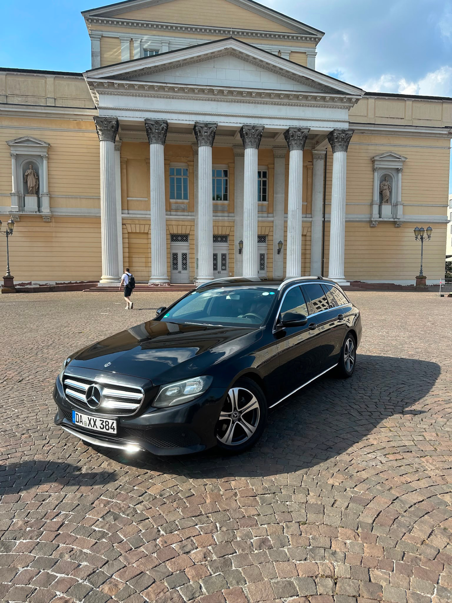 Mercedes E-Klasse vor dem Staatstheater Darmstadt