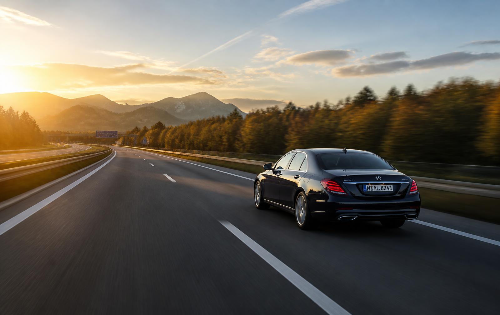 Dunkle Limousine auf der Autobahn im Abendlicht